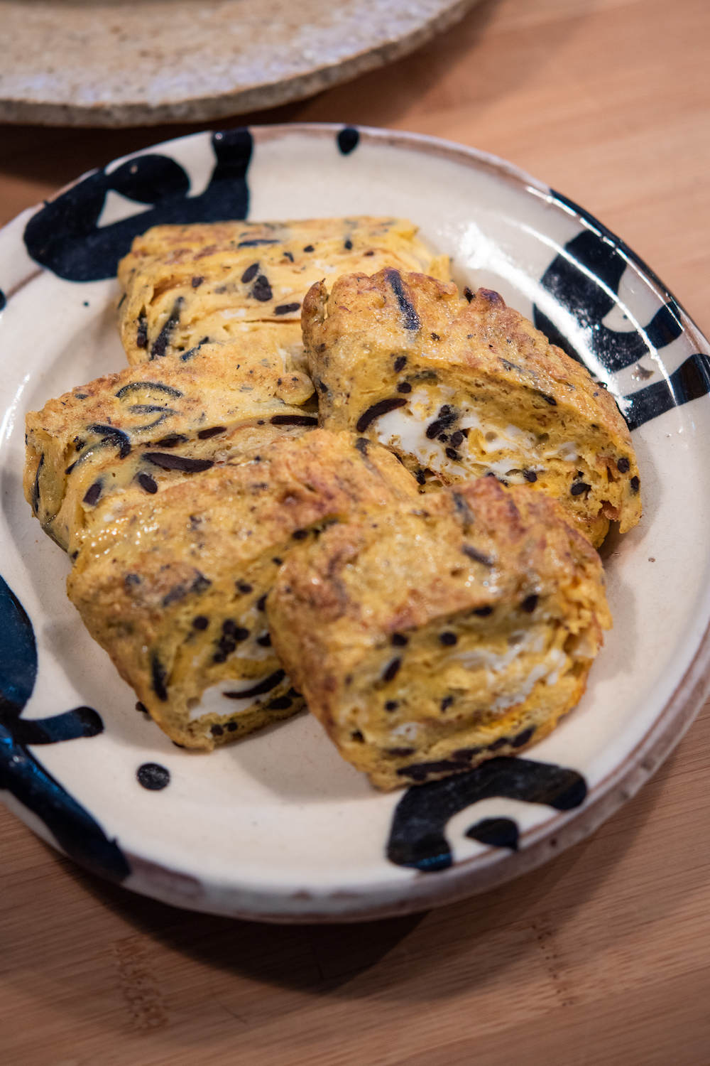 有元葉子レシピ。煮ひじき入り卵焼きがお皿にのっている