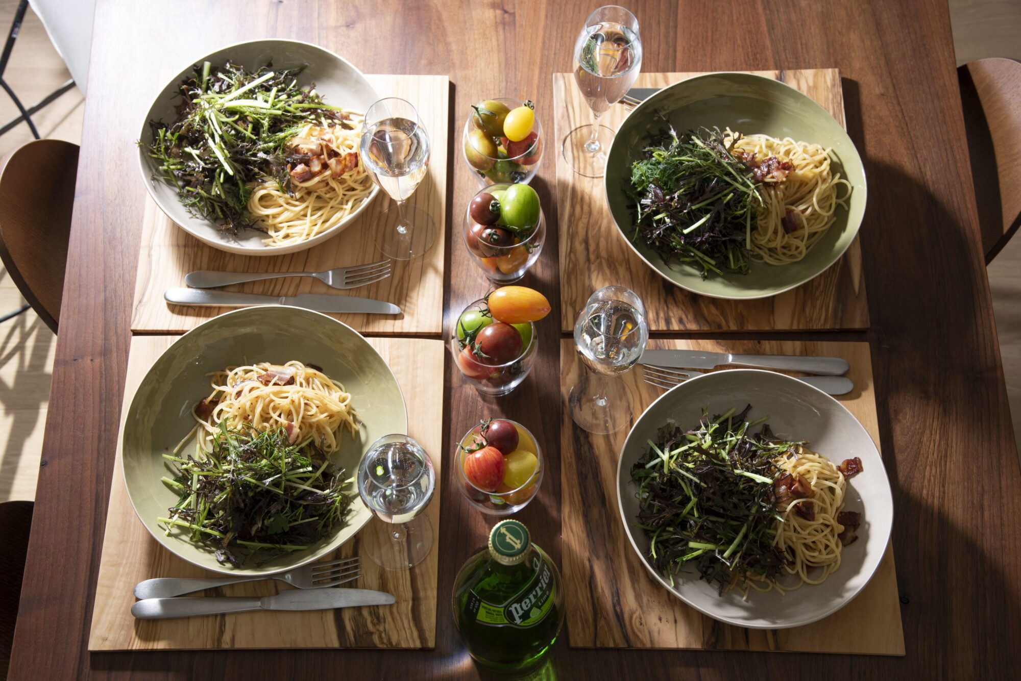有元葉子のレシピ。水菜のパスタがテーブルに乗っている