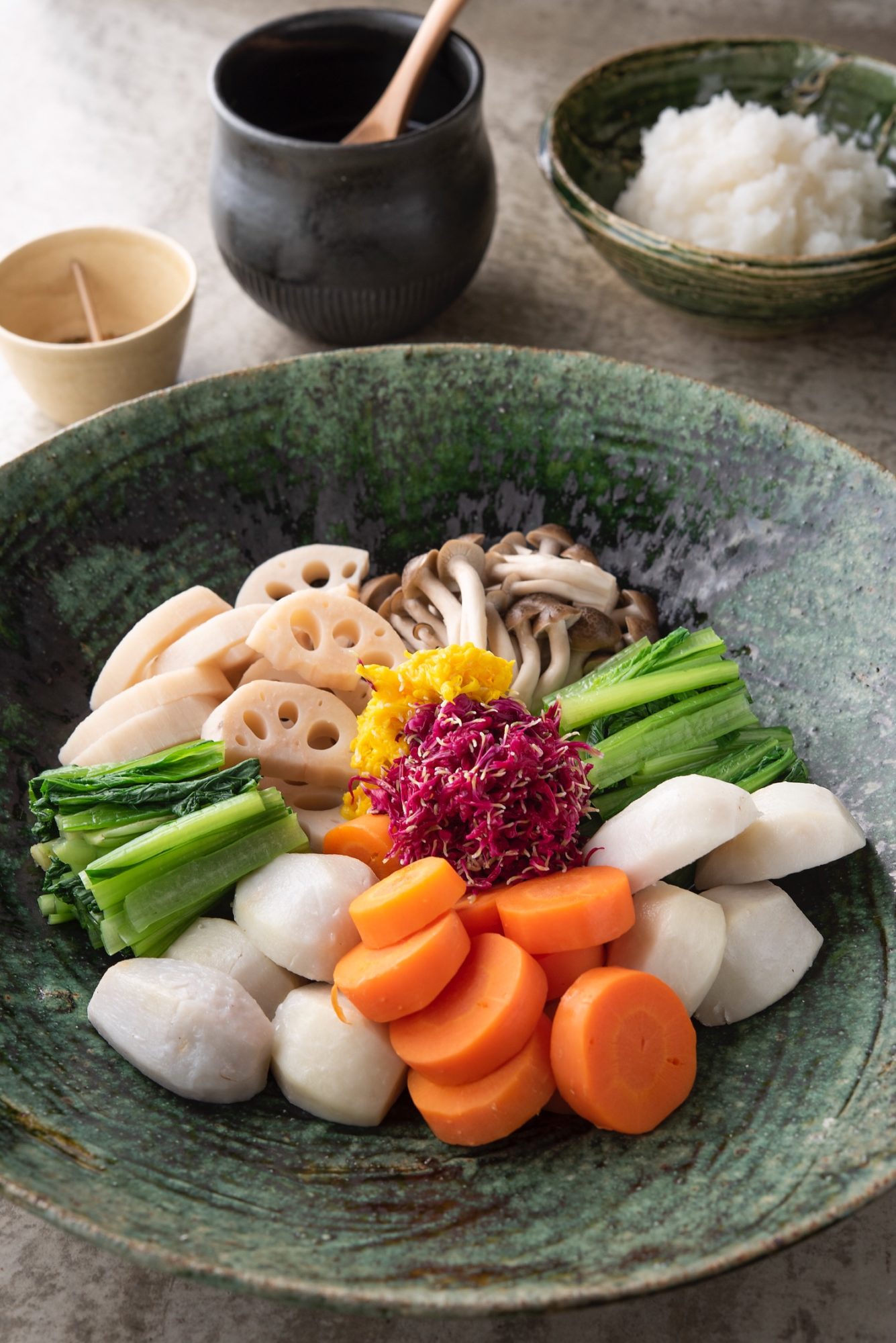 有元葉子のレシピ。平皿に蒸した秋野菜が盛りつけられていて、その奥に器に入った大根おろし、器に入ったポン酢がのった食卓の写真